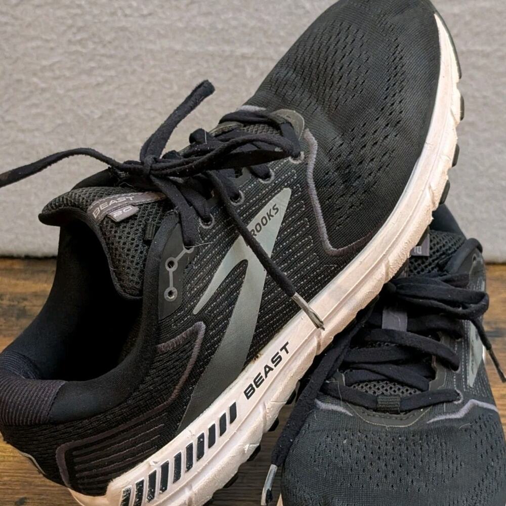 Brooks Beast 20 Men Size 10.5 D Black White Athletic Running Shoes Sneaker